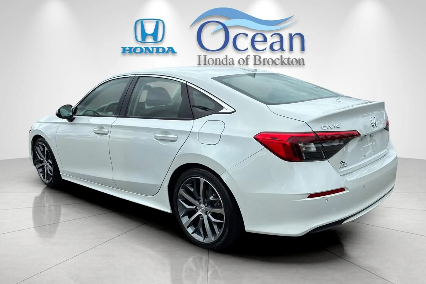 Used 2024 Platinum White Pearl Honda Touring image 5