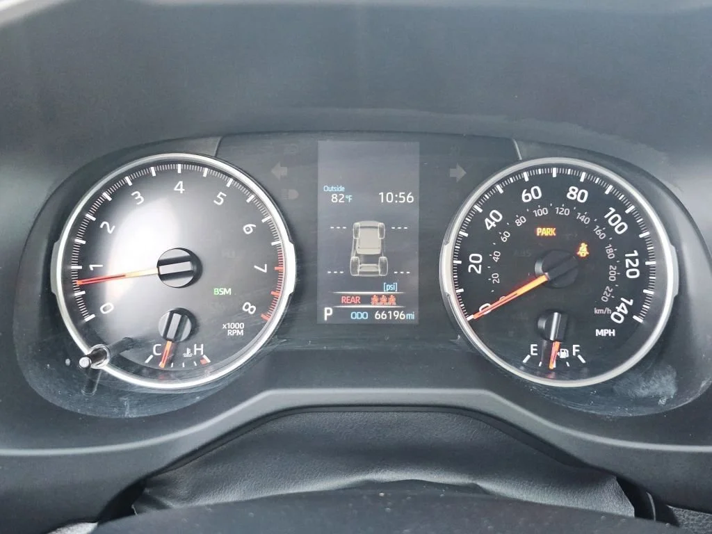 Used 2022 Silver Sky Metallic Toyota XLE Premium image 32