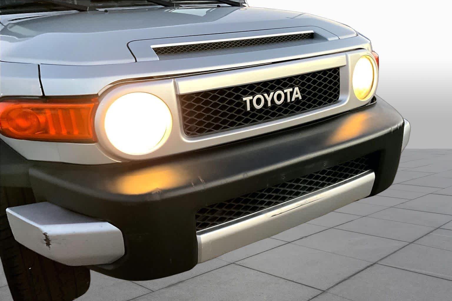Used 2008 White/Titanium Metallic Toyota  image 29