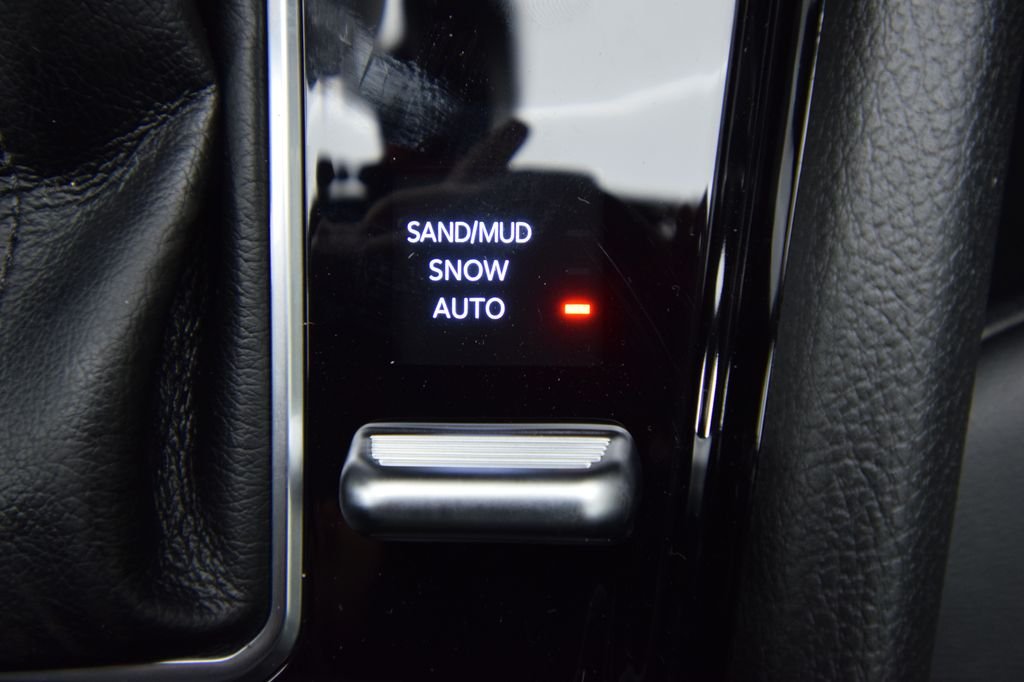 New 2026 Diamond Black Crystal Pearlcoat Jeep Latitude image 23