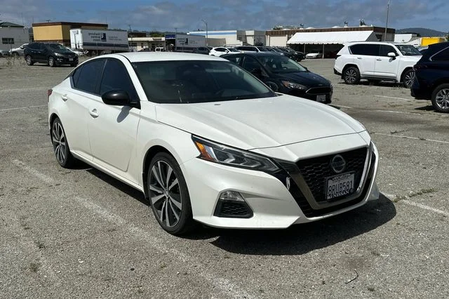 Used 2020 White Nissan 2.5 SR image 2