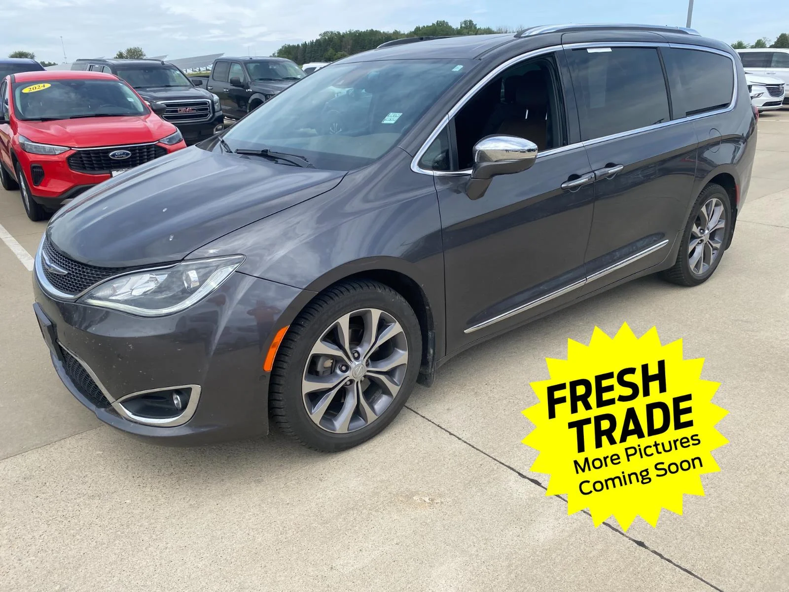 2020 Chrysler Pacifica Limited's photo
