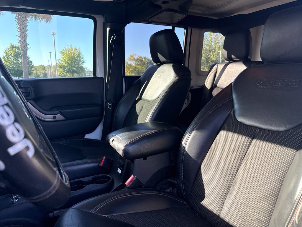 Used 2017 White Jeep Unlimited Sahara image 5