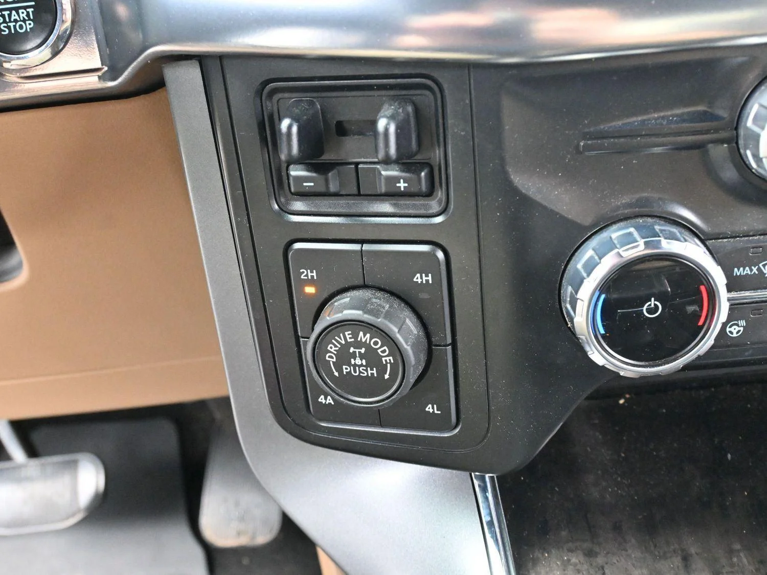 Used 2022 Star White Metallic Tri-Coat Ford LARIAT image 25