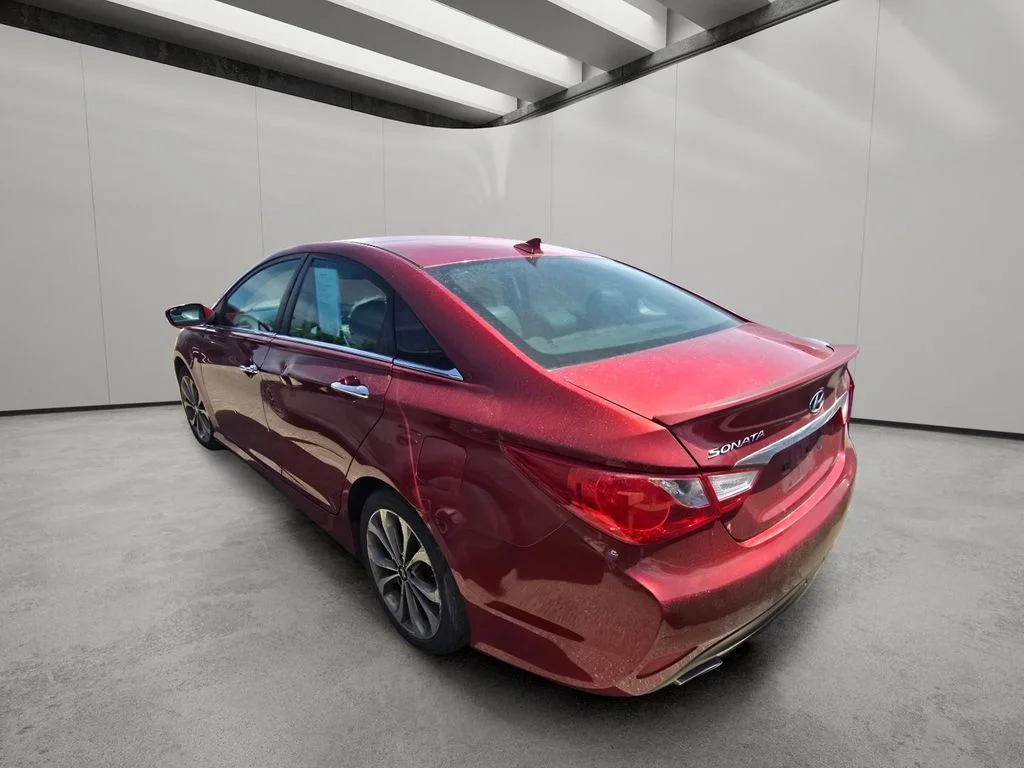 Used 2014 Venetian Red Metallic Hyundai SE image 4