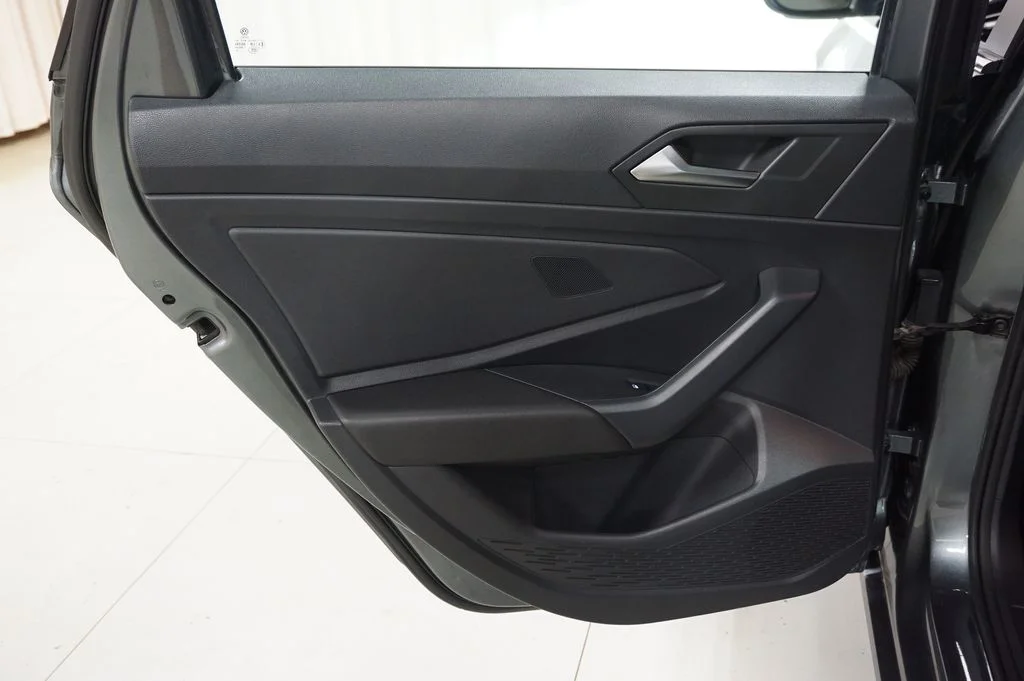 Used 2019 Platinum Gray Metallic Volkswagen R-Line image 28