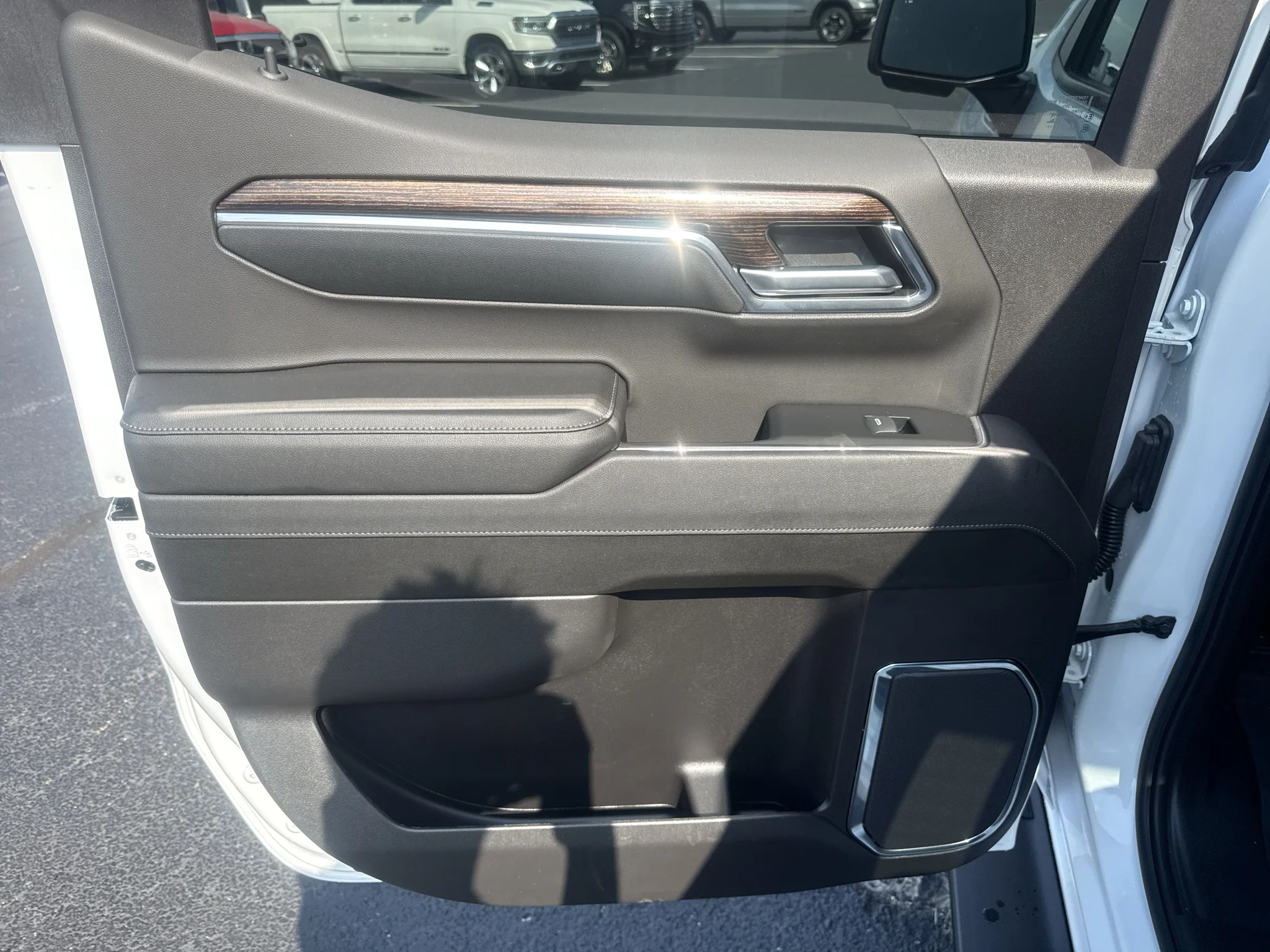 Used 2024 Summit White GMC Elevation image 18