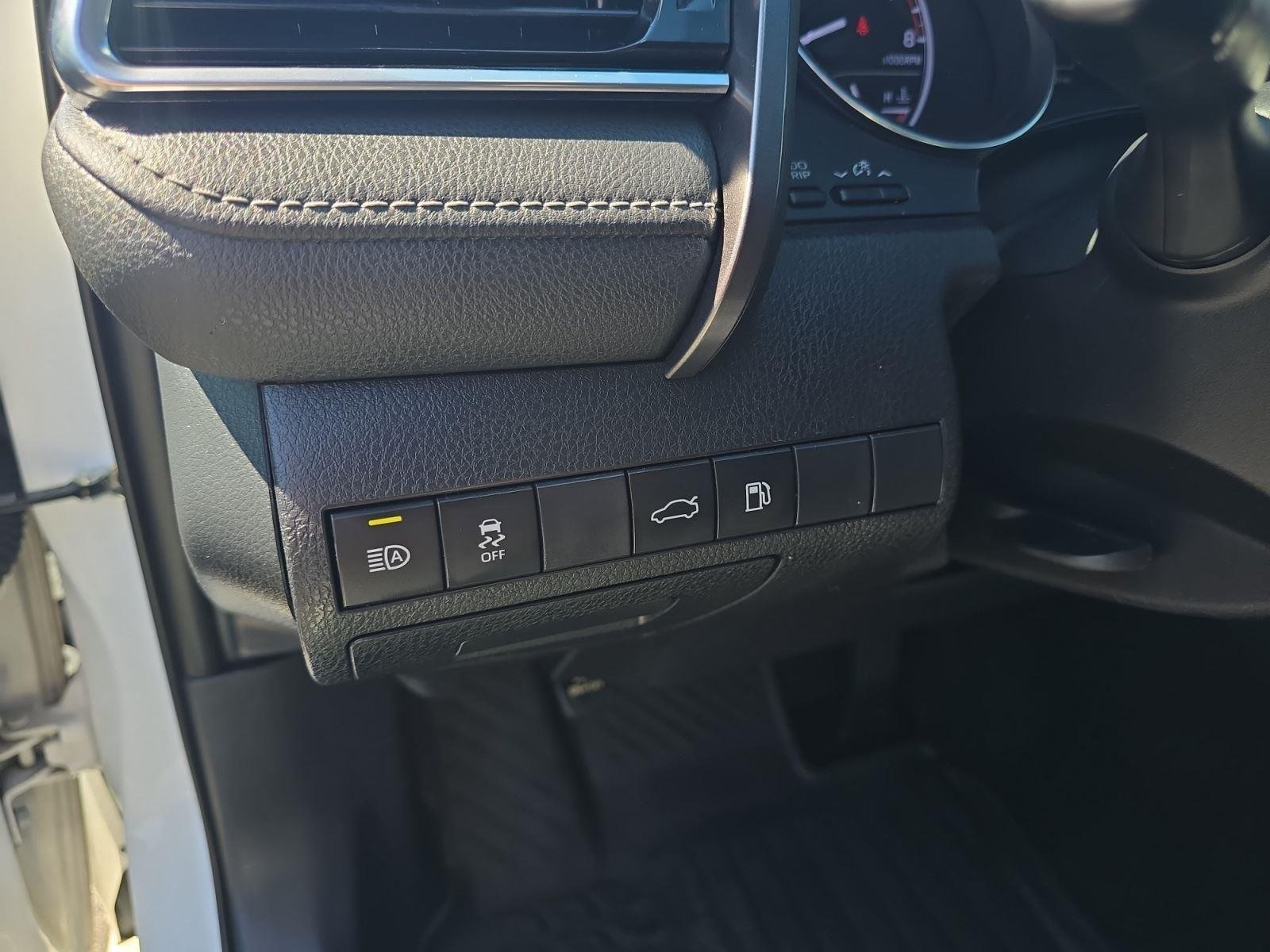 Used 2018 Super White Toyota SE image 21