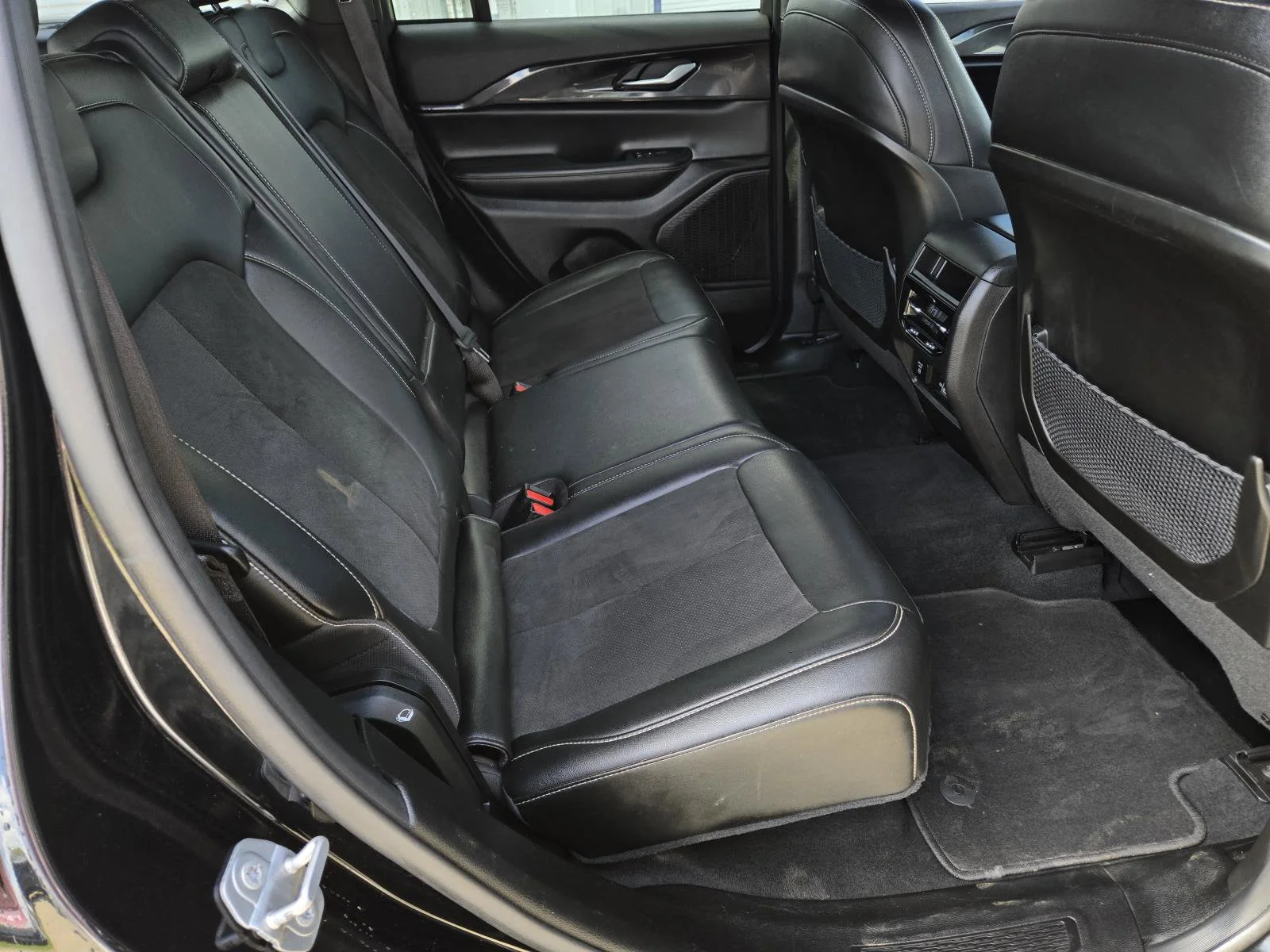 Used 2023 Diamond Black Crystal Pearlcoat Jeep Altitude image 37