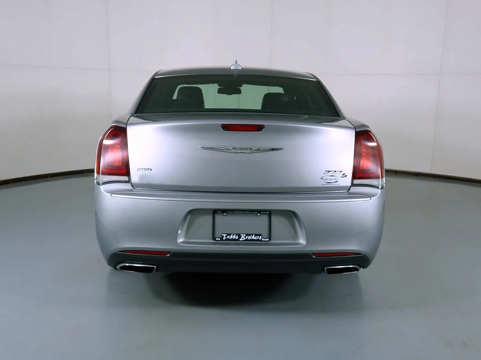 Used 2017 Billet Silver Metallic Clearcoat Chrysler 300S image 4
