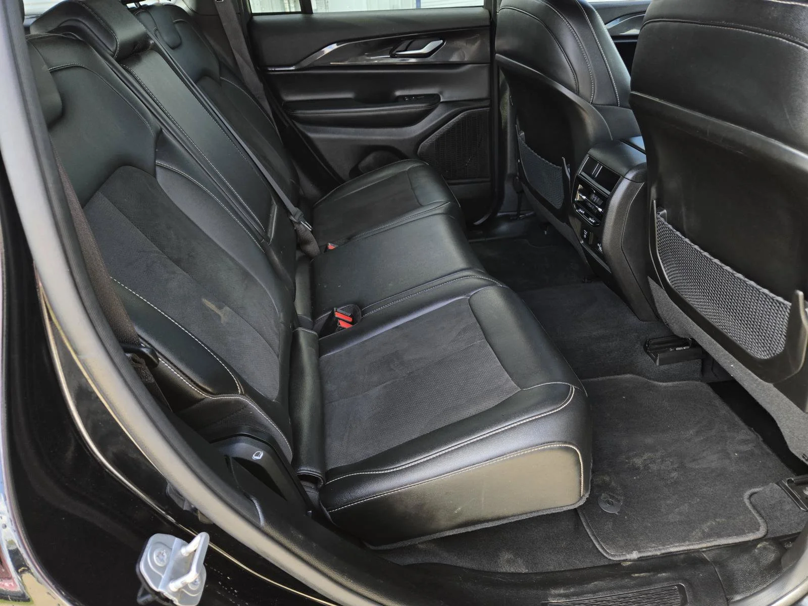 Used 2023 Diamond Black Crystal Pearlcoat Jeep Altitude image 37