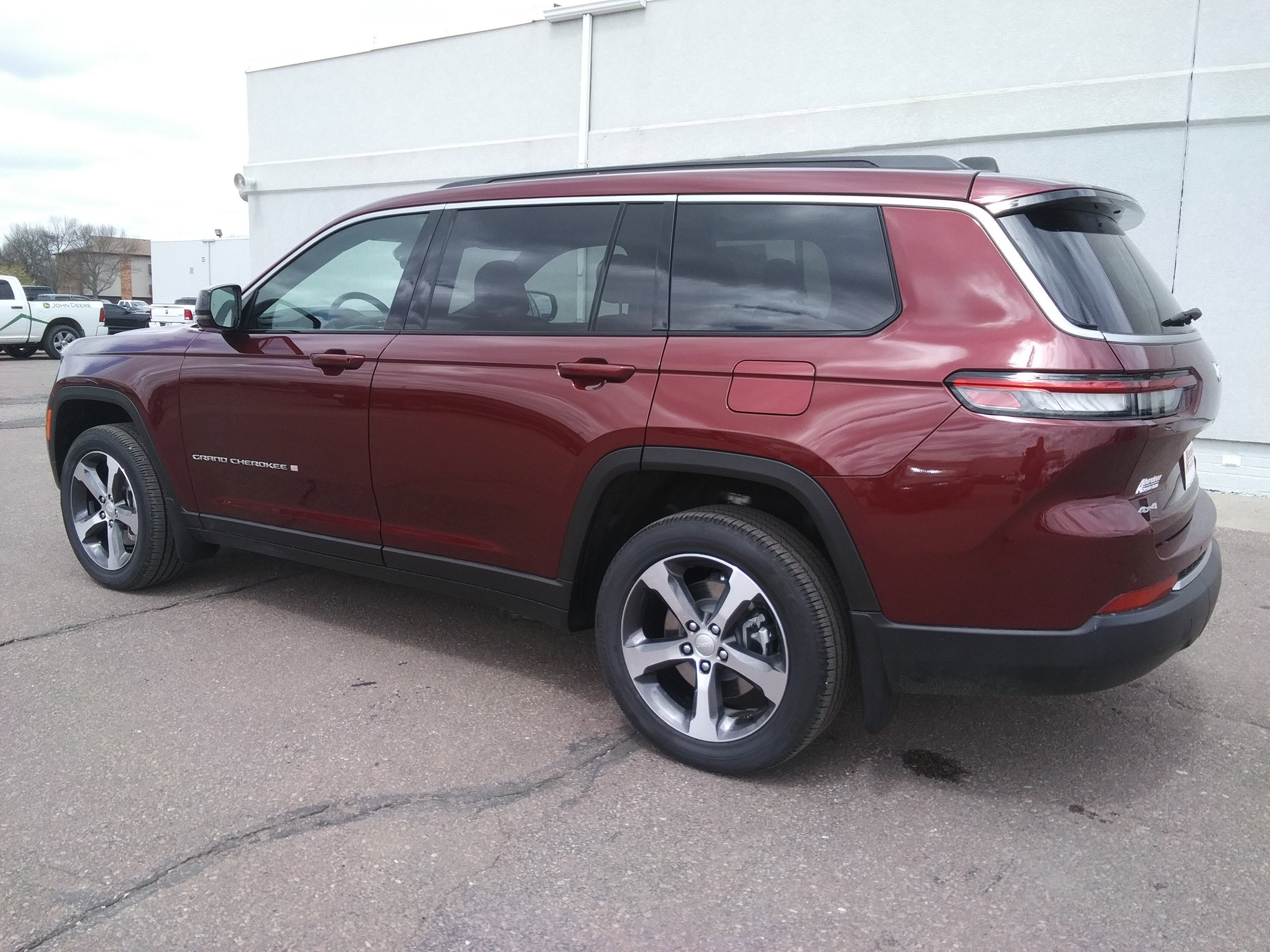 New 2026 Velvet Red Pearl-Coat Exterior Paint Jeep Limited image 7
