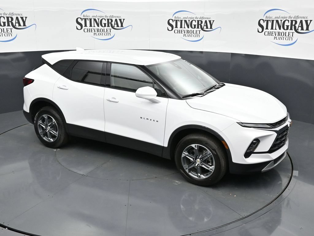 Used 2025 Summit White Chevrolet 2LT image 21