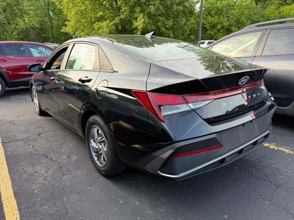 Used 2024 Abyss Black Hyundai SE image 5