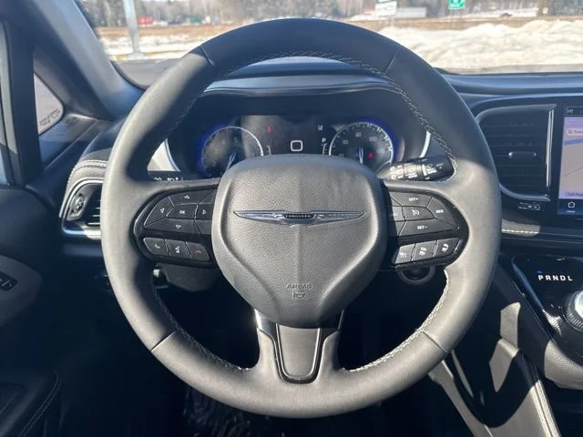 Used 2025 White Chrysler Limited image 17