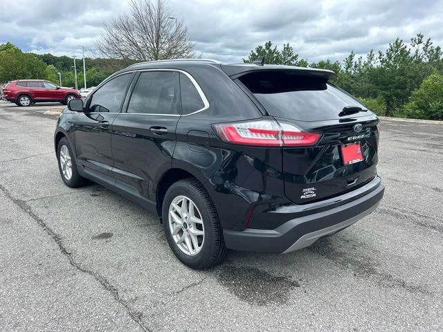 Used 2022 Black Ford SEL image 6
