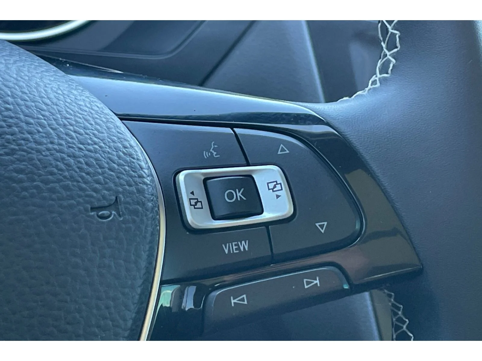 Used 2021 Pyrite Silver Metallic Volkswagen SE image 36