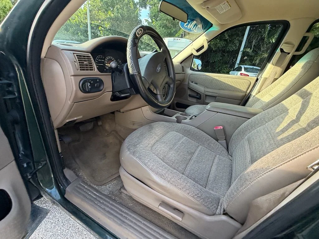 Used 2002  Ford XLS image 10