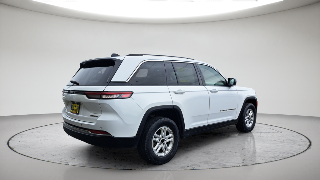 Used 2023 White Jeep Laredo image 3