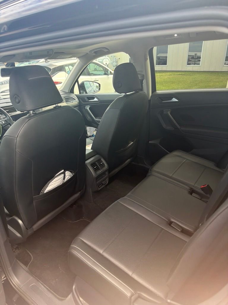 Used 2019 Black Metallic Volkswagen 2.0T SE image 9