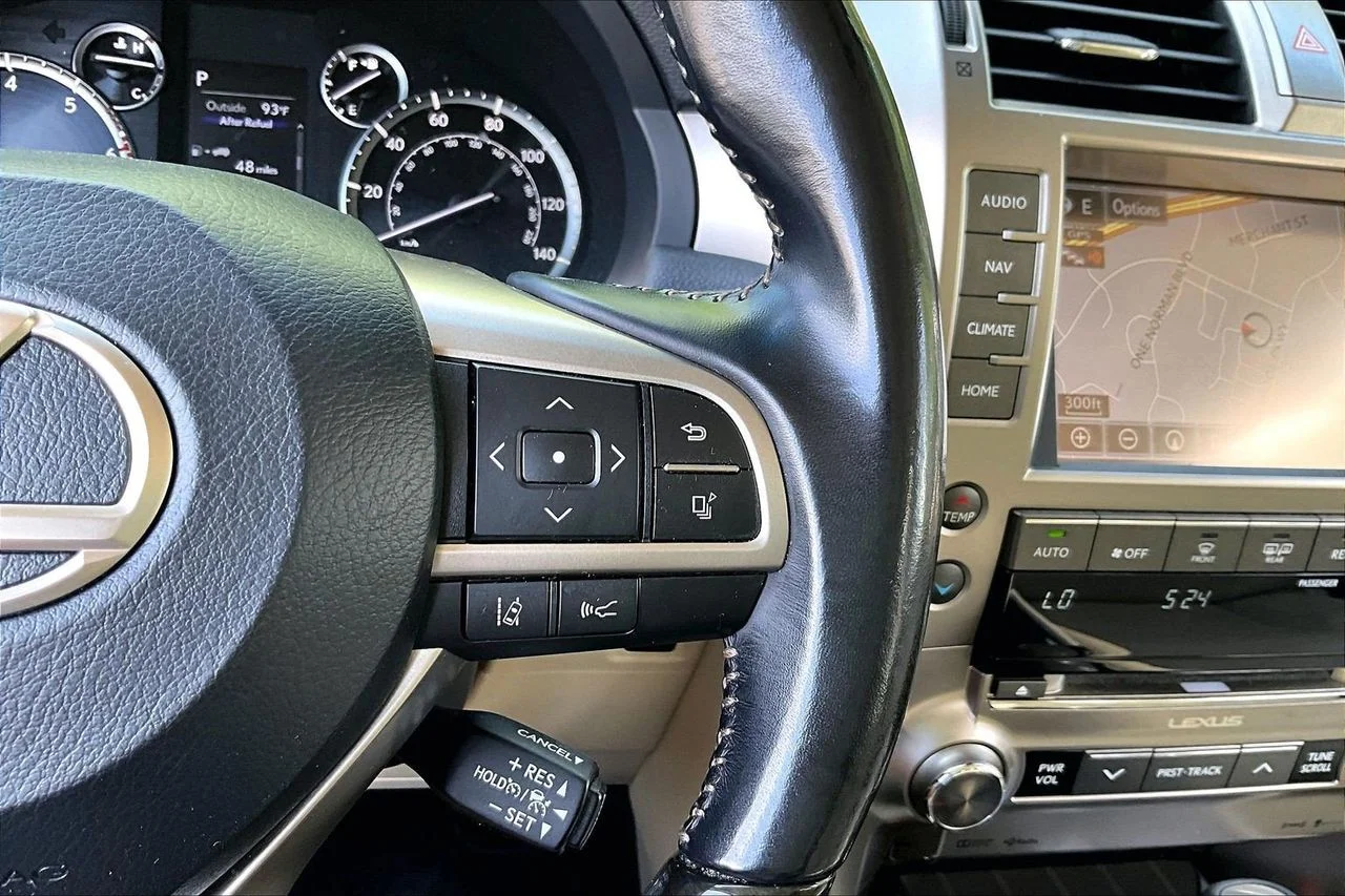 Used 2020  Lexus 460 image 31