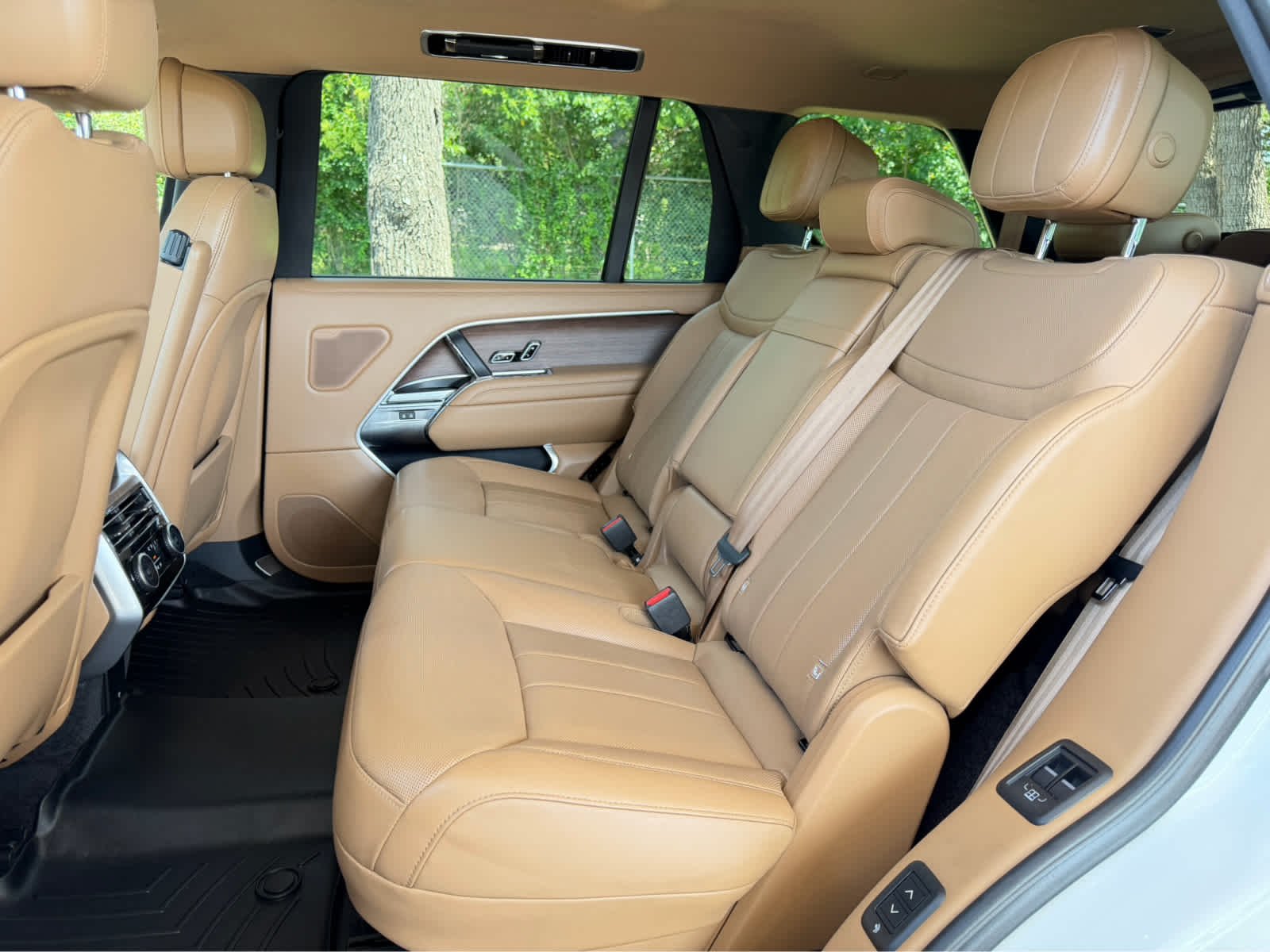 Used 2023 Fuji White Land Rover SE image 14
