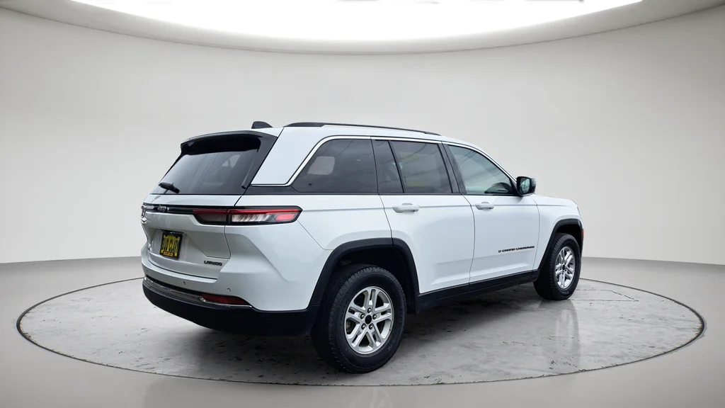Used 2023 White Jeep Laredo image 3