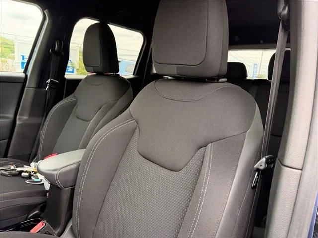 Used 2022 Blue Jeep Altitude image 13