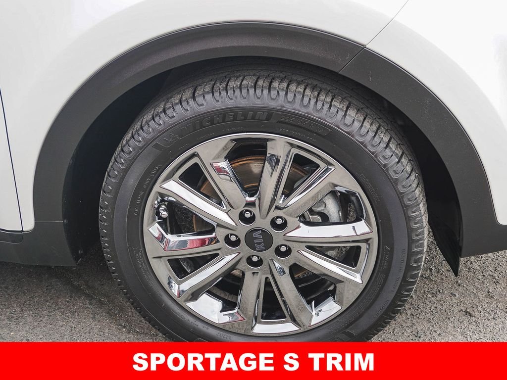 Used 2021 White Kia S image 9
