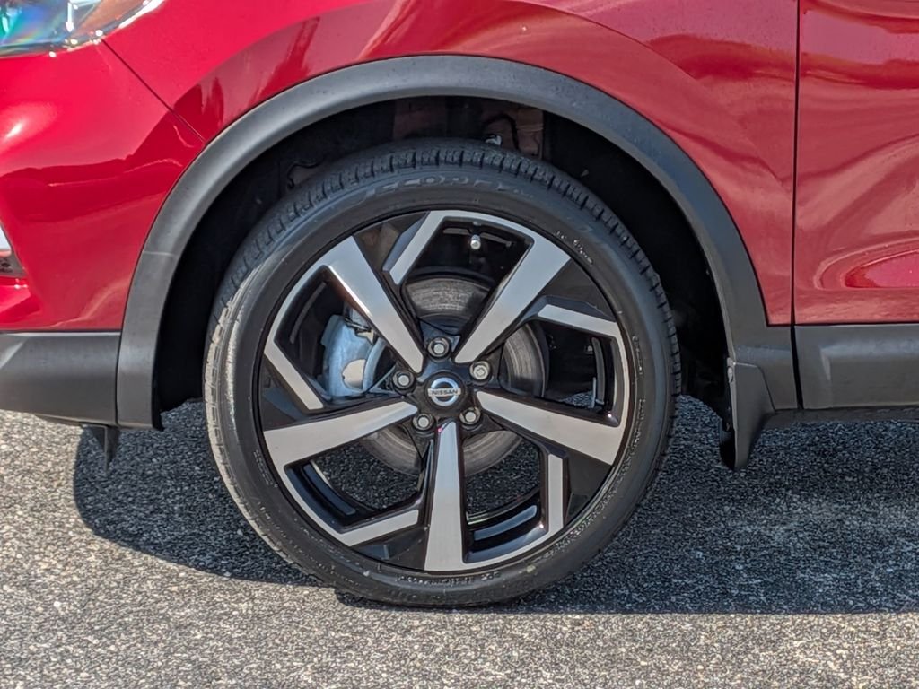 Used 2022 Red Nissan SL image 11