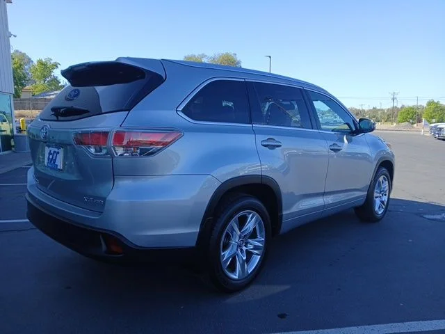 Used 2015 Silver Toyota XLE V6 image 3
