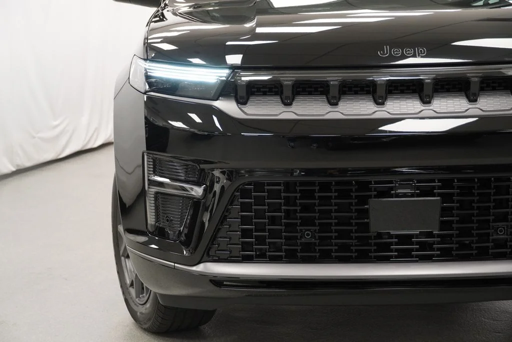 New 2026 High Gloss Black Exterior Paint Jeep Limited Altitude image 6