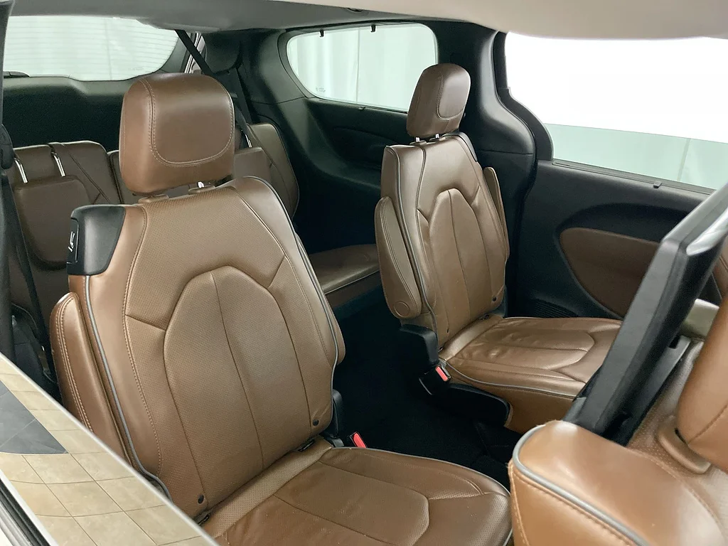 Used 2019 Brilliant Black Crystal Pearl Coat Chrysler Limited image 27
