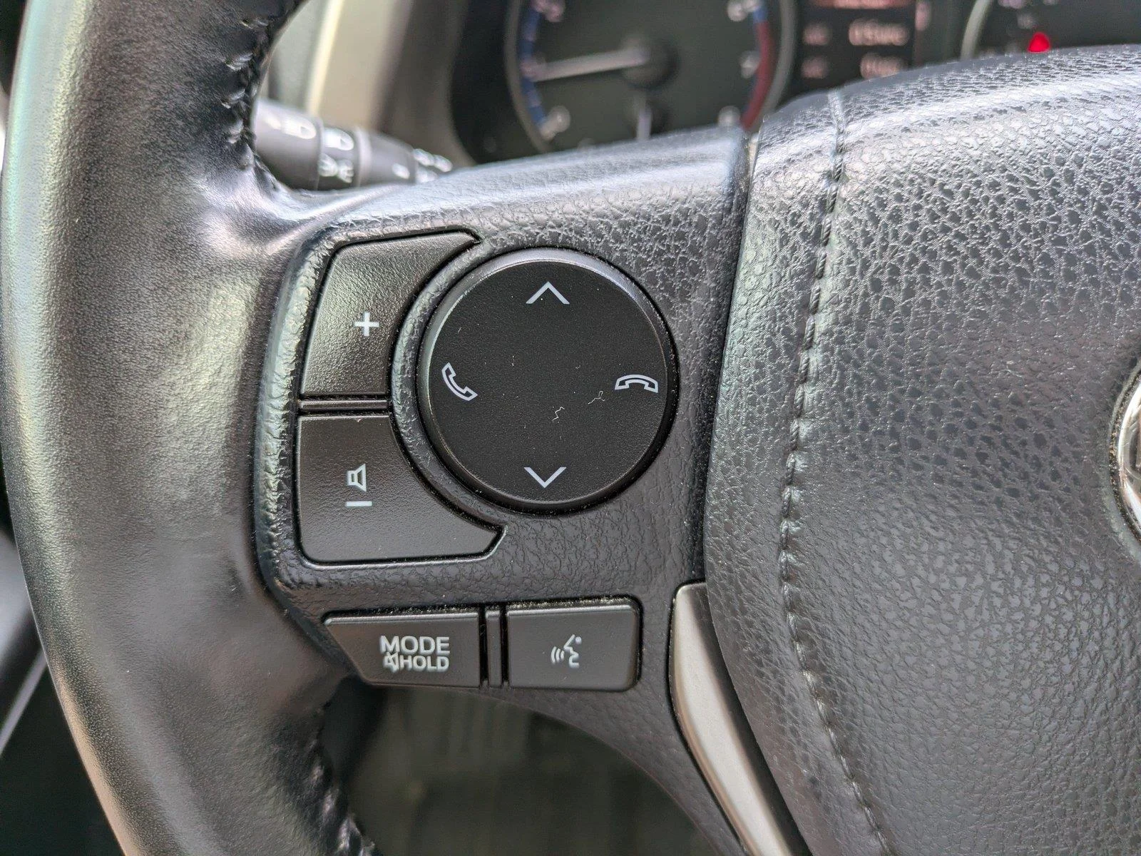 Used 2018 Magnetic Gray Metallic Toyota XLE image 25