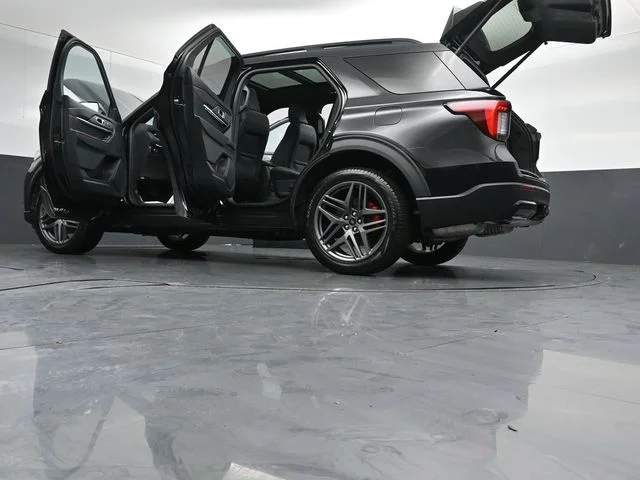 Certified Used 2025 Agate Black Metallic Ford ST-Line image 59