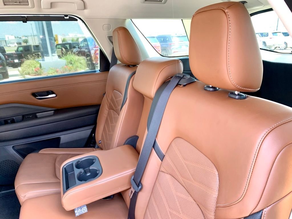 Used 2023 Gray Nissan Platinum image 14