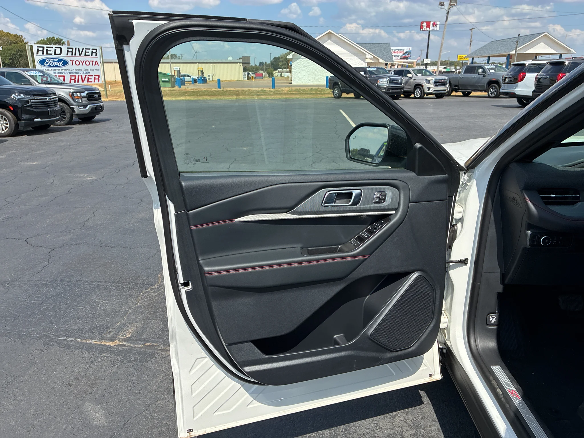 New 2026 Star White Metallic Tri-Coat Ford ST-Line image 12