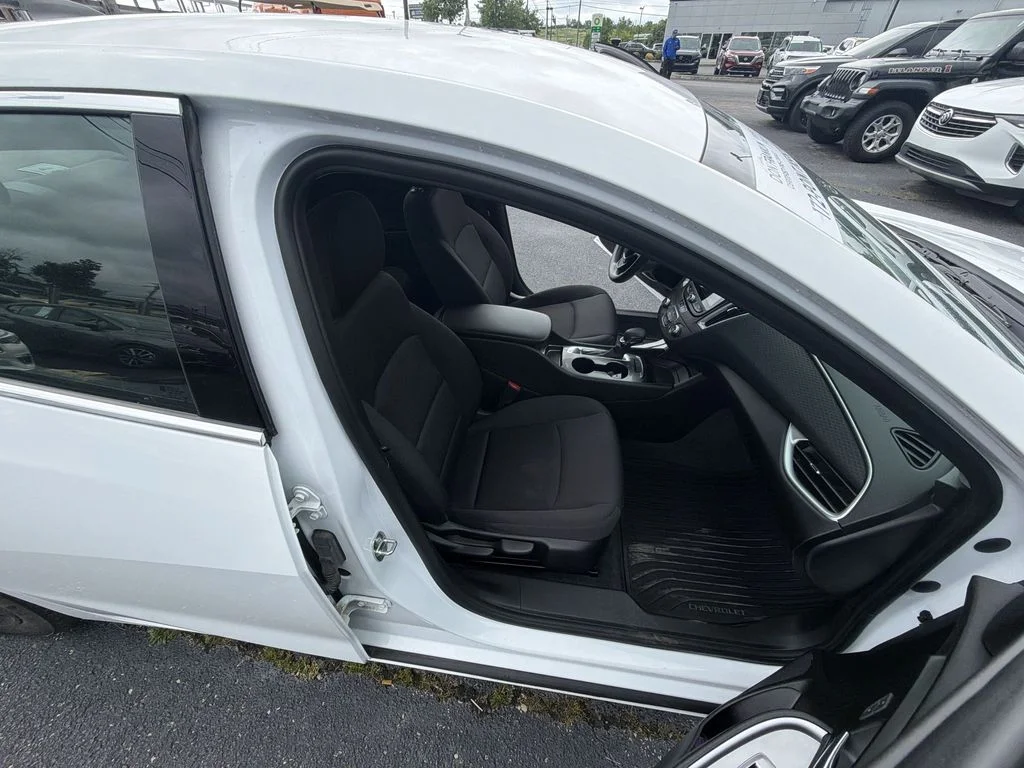 Used 2022 White Chevrolet LS image 23