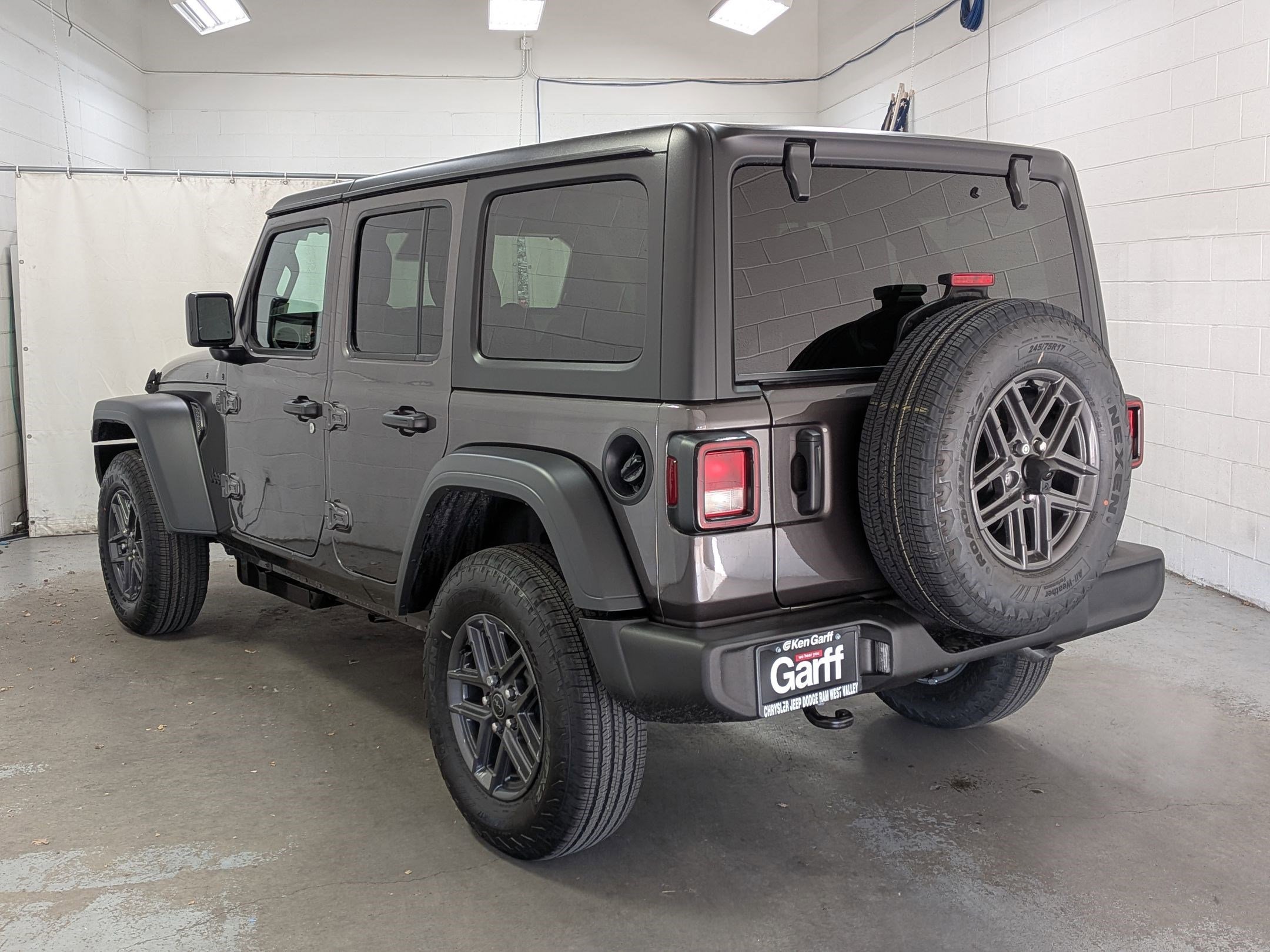 New 2026 Granite Crystal Metallic Clear-Coat Exterior Paint Jeep Sport S image 7