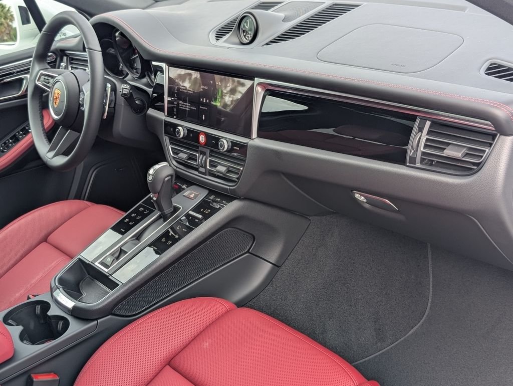 2026 Porsche Macan T - Photo 13