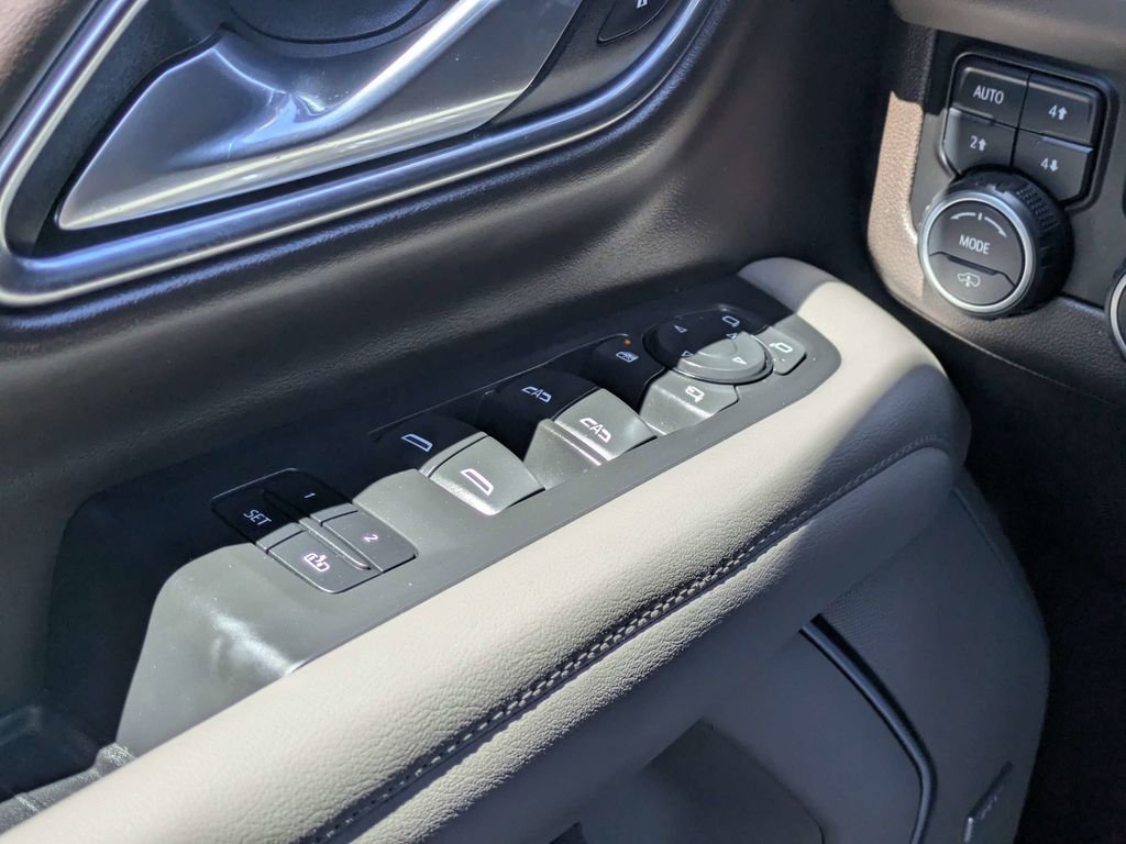 Used 2021 White Chevrolet Z71 image 23