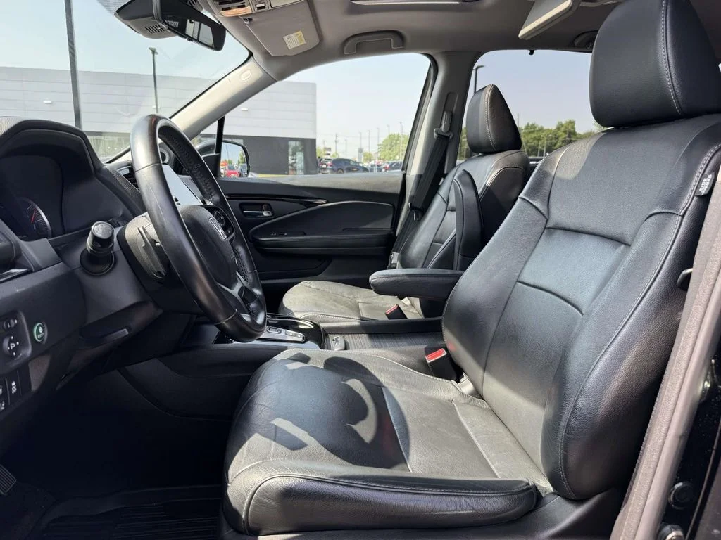Used 2019  Honda Touring image 14