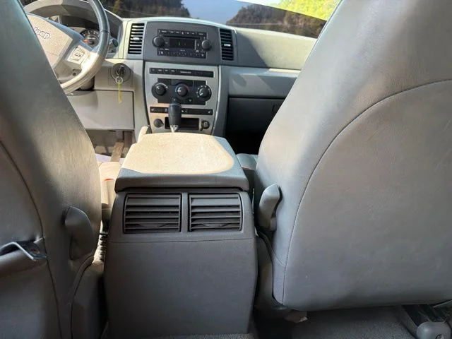 Used 2005 White Jeep Laredo image 31