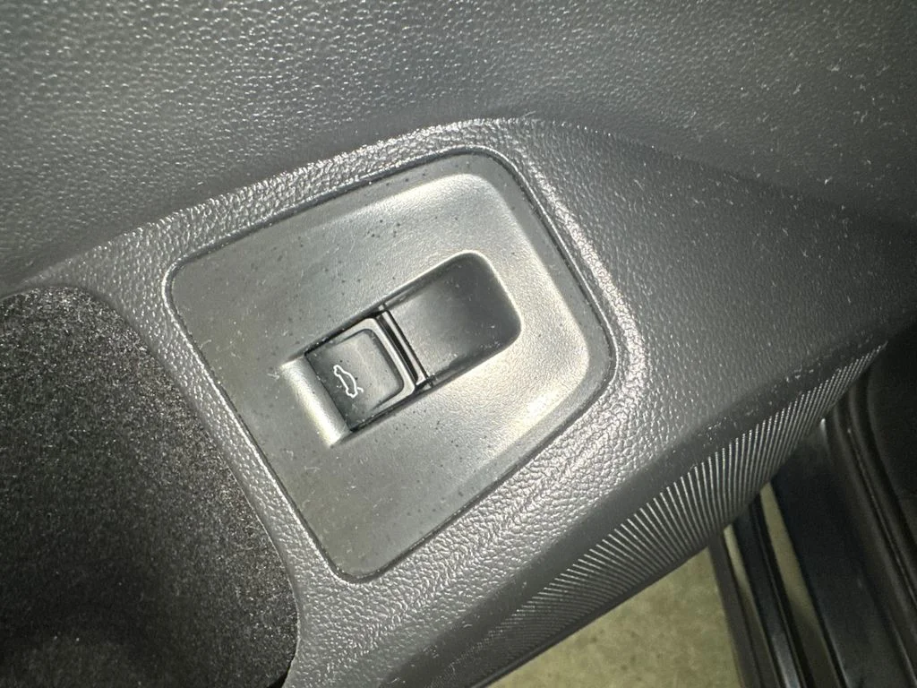 Used 2024  Volkswagen SE image 17