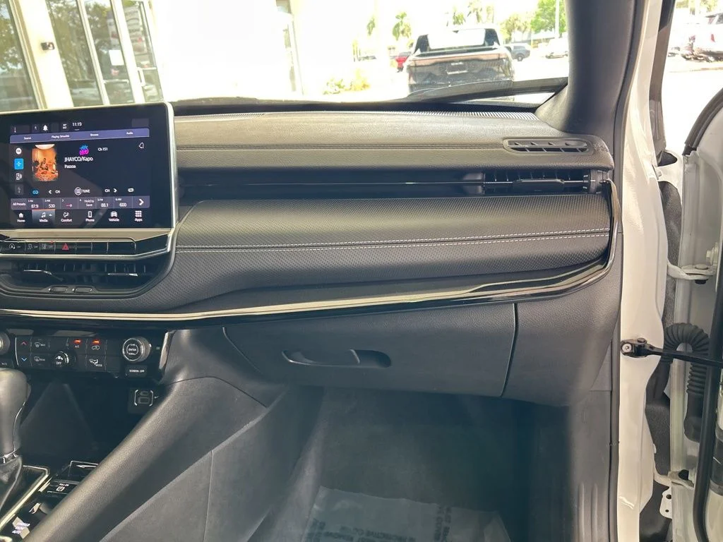 Used 2023 White Jeep Altitude image 23