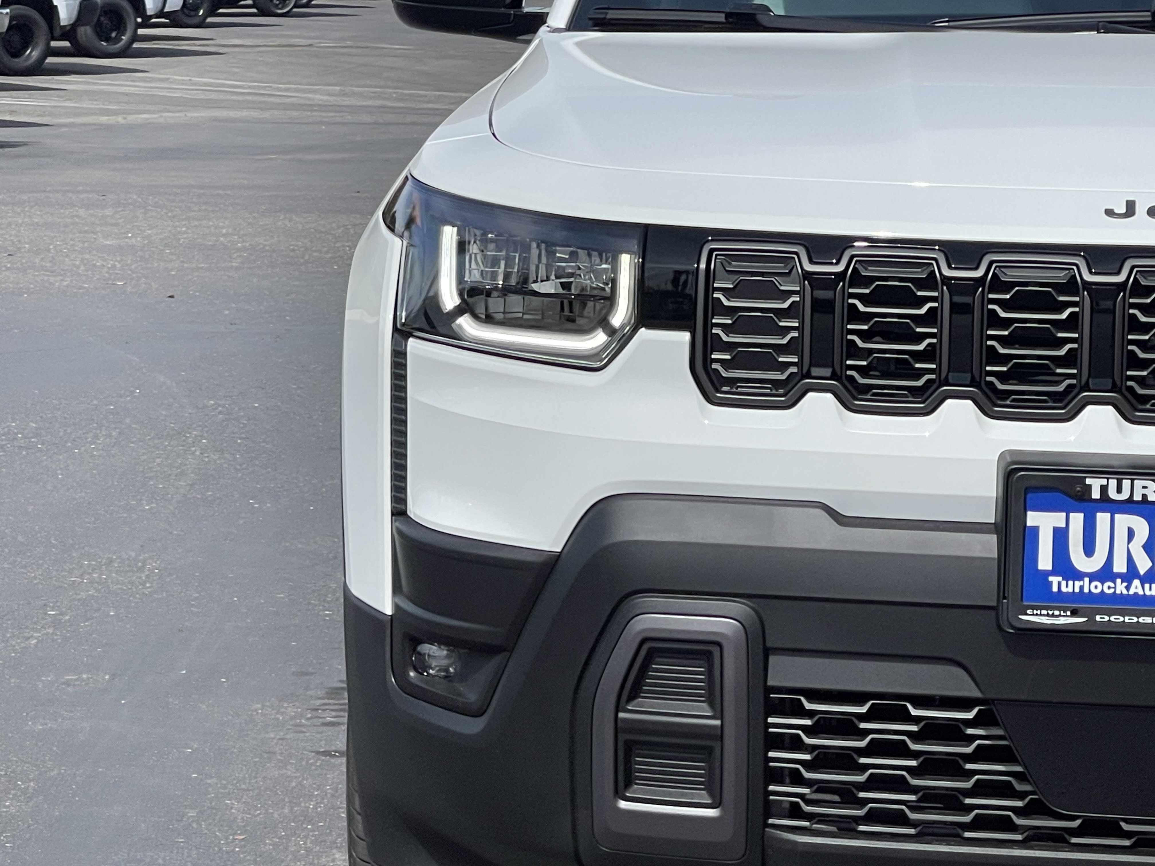 New 2026 Bright White Clear-Coat Exterior Paint Jeep Laredo image 4
