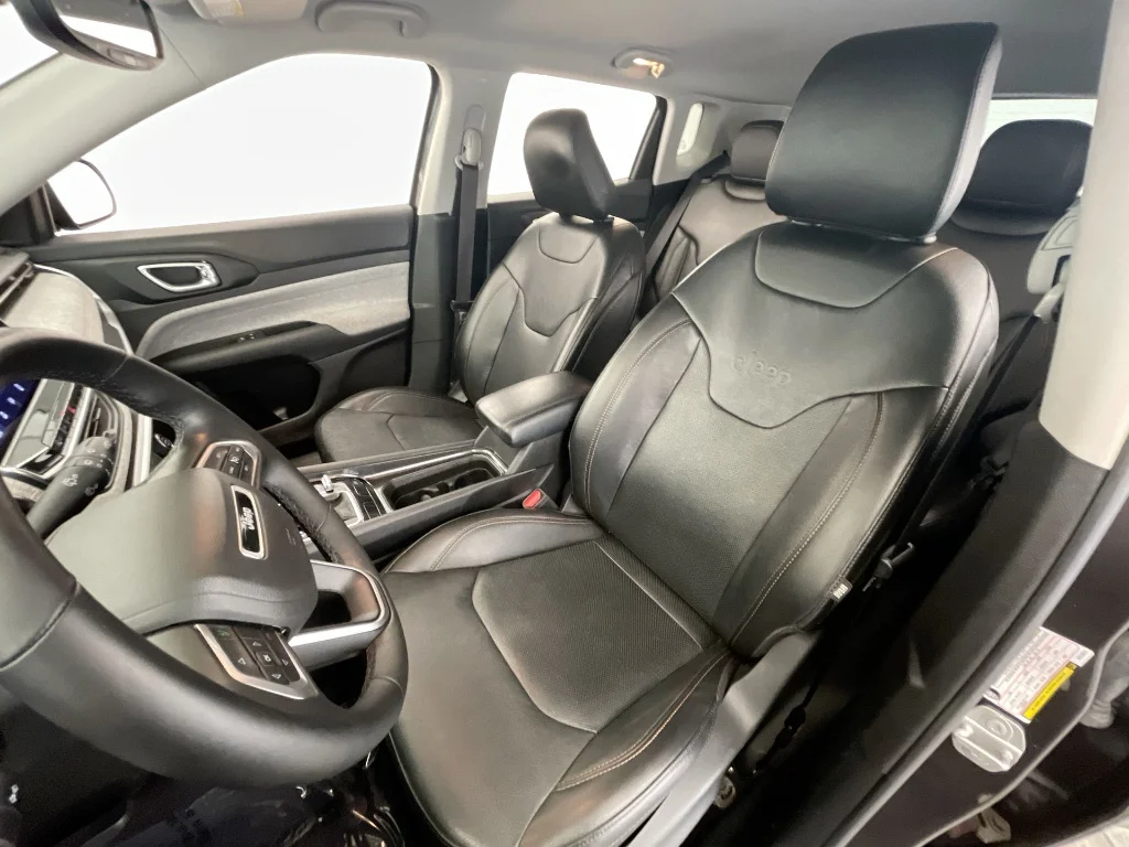 Used 2022 Granite Crystal Metallic Clear Coat Jeep Latitude Lux image 18