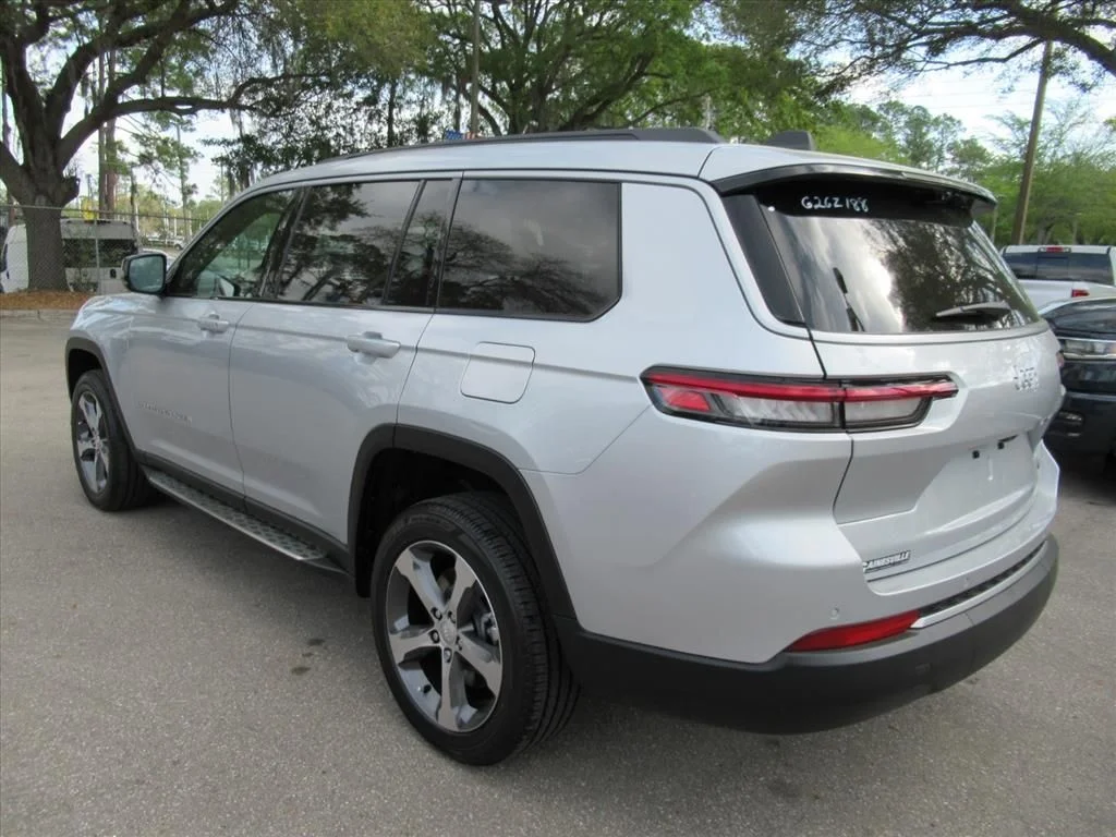 New 2026 Silver Zynith Exterior Paint Jeep Limited image 5