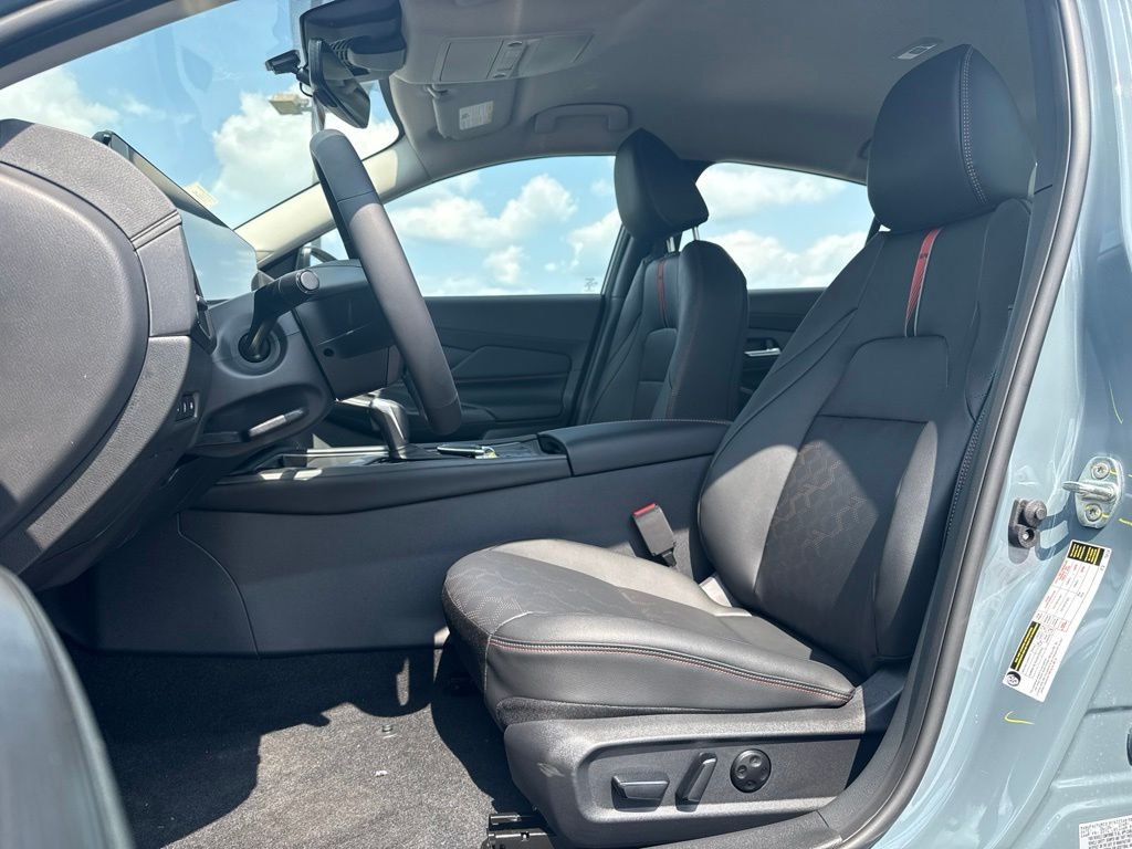 New 2026 Atlantic Gray Metallic / Super Black Two-tone Nissan SR image 11