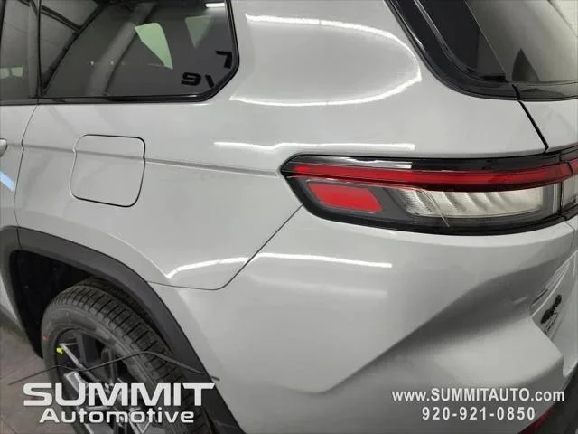 New 2025 Silver Zynith Exterior Paint Jeep Limited image 41